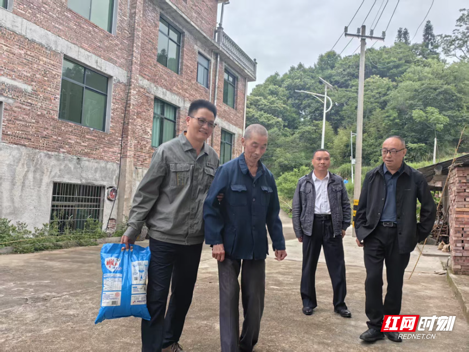 李芳玉（左）与驻寨前镇山田村工作队员看望老党员李镇华（左二）王冬媛摄影.jpg