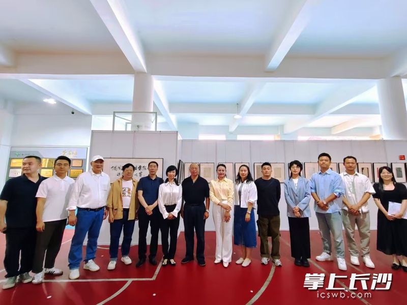 观展人员在展厅合影留念。