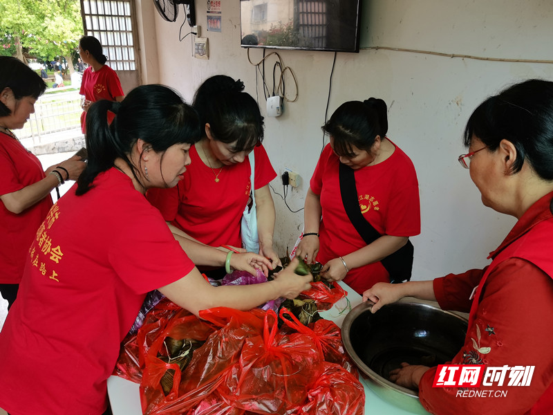 志愿者们在“爱心厨房”准备粽子 (2).jpg