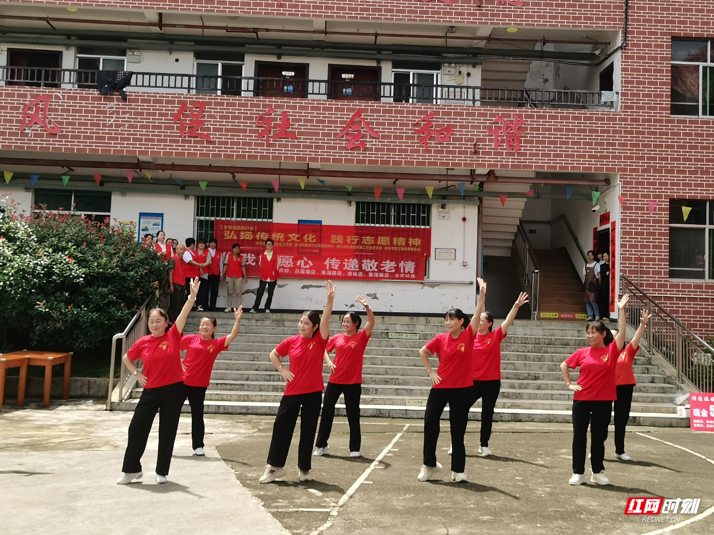 活动现场，志愿者们为敬老院的老人们表演节目 (1).jpg