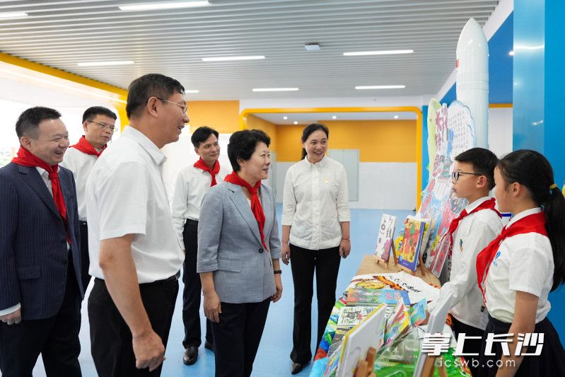 “六一”国际儿童节来临之际，省委常委、长沙市委书记吴桂英来到长沙麓山国际第二实验小学走访慰问。
