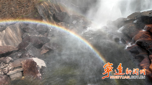 宁远：小东江水库溢洪形成壮美瀑布景观2_副本500.jpg