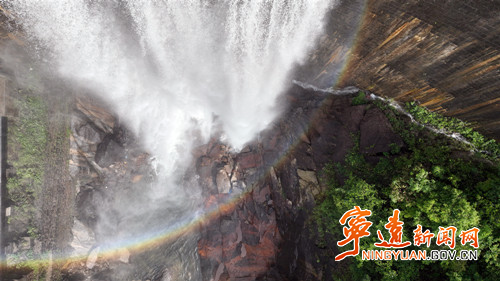 宁远：小东江水库溢洪形成壮美瀑布景观4_副本500.jpg