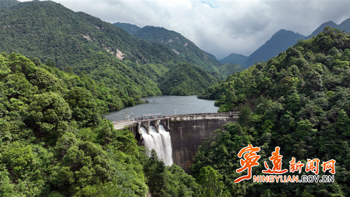 宁远：小东江水库溢洪形成壮美瀑布景观5_副本500.jpg