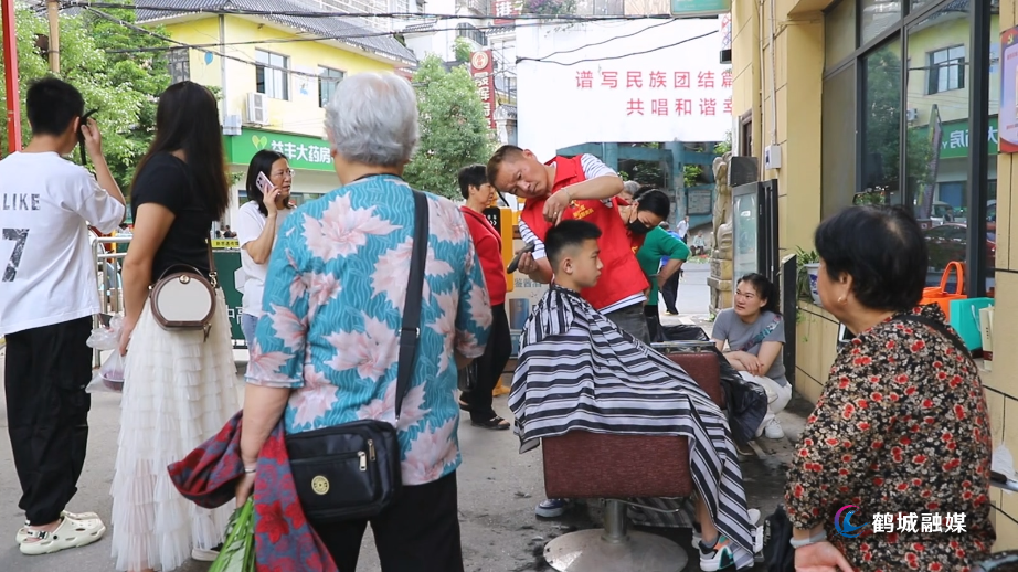 爱心剪刀传递温暖 志愿者开展义务剪发活动.mp4_20250603_162235.283.jpg