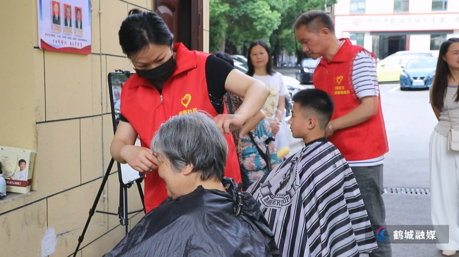爱心剪刀传递温暖 志愿者开展义务剪发活动.mp4_20250603_162304.540.jpg