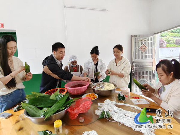 汇源中心小学开展端午节包粽子活动.jpg