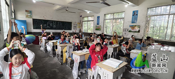 大麻学校组织开展庆“六一”国际儿童节牛奶发放活动.jpg