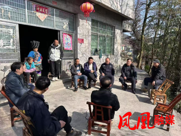 现场调解村民矛盾纠纷。.jpg