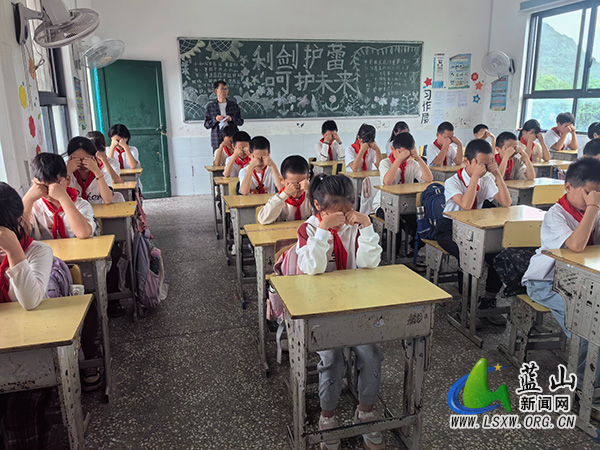 蓝屏学校举行眼保健操比赛.jpg