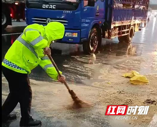 路管员清理路面饲料“泥浆”.jpg