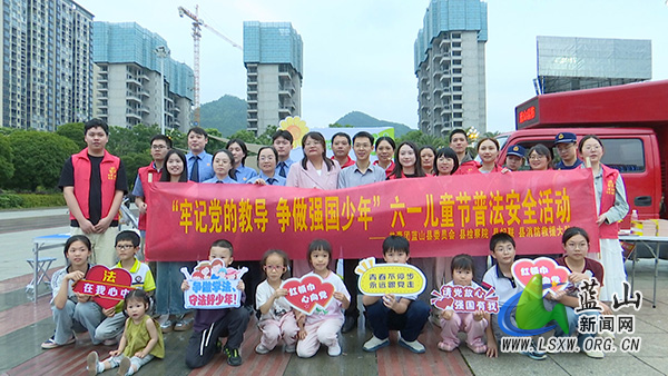 我县多部门联合开展普法安全活动.jpg