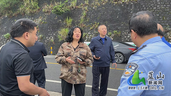 25吨液化气槽罐车侧翻 我县部门联动排除险情2.jpg