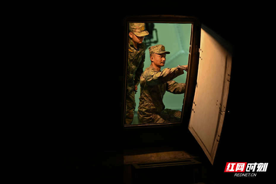 002 在天线罩内，杨稳正在进行设备检修，确保装备运转正常。.JPG