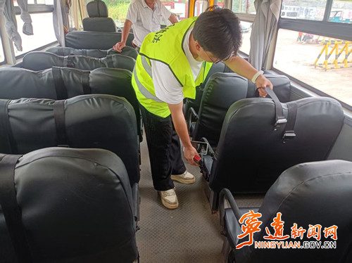 宁远保安镇：全力守护学生平安出行路_副本500.jpg