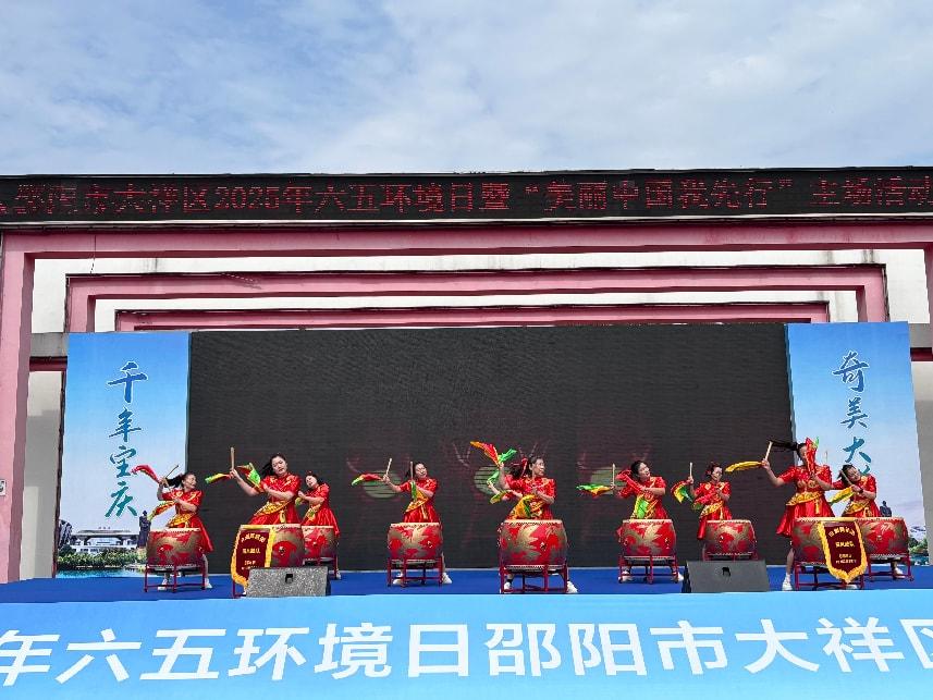 签名墙落笔生"绿" 生态答卷亮"三连冠"——大祥区“2025年六五环境日”主题活动奏响全民环保强音(图4)