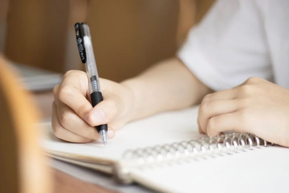 千库网_校园读书白天女学生的手教室写字摄影图配图_摄影图编号352978.jpg
