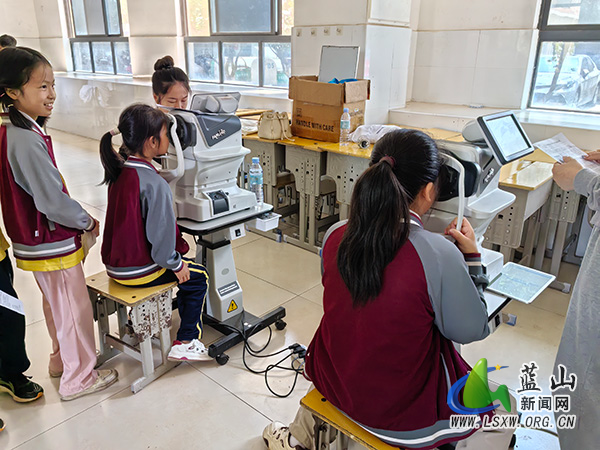 蓝山县疾控中心携手湘源学校开展视力筛查.jpg