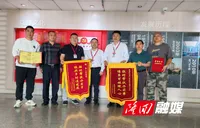 金石桥镇聚群村：深情送别驻村工作队 锦旗映照浓浓帮扶情