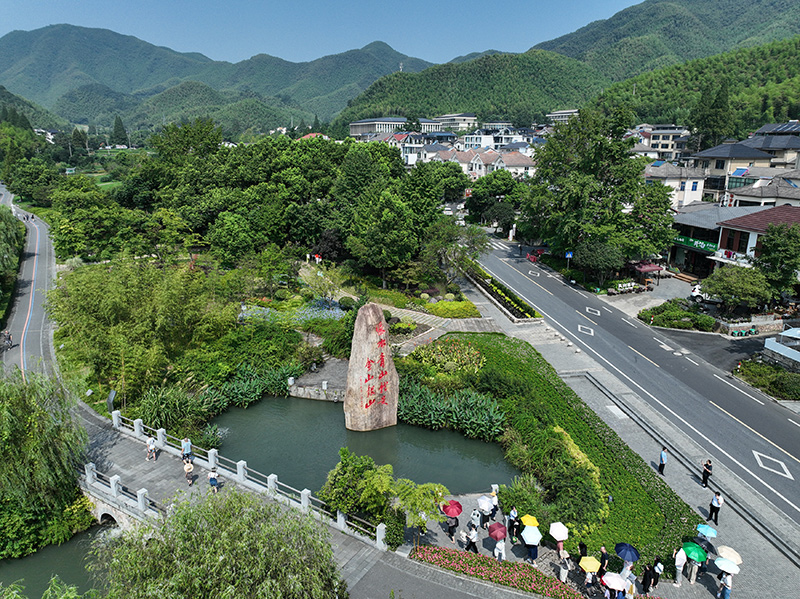 2023年8月11日,,游客在浙江安吉余村參觀,。