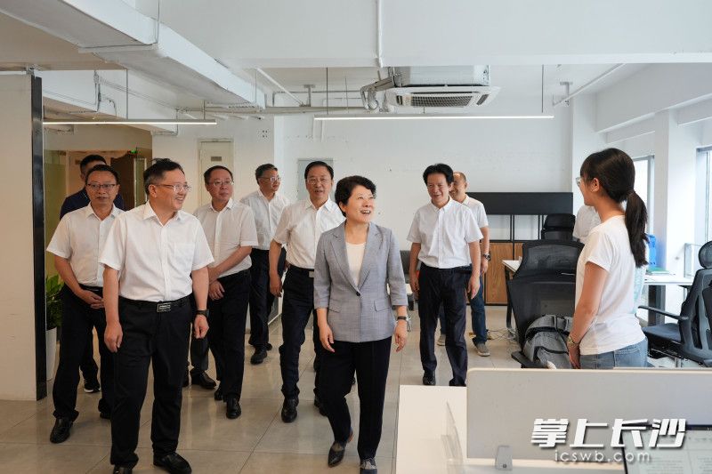 吴桂英看望慰问支持大学生创业工作专班。均为长沙晚报全媒体记者 郭雨滴 摄 吴桂英看望慰问支持大学生创业工作专班。均为长沙晚报全媒体记者 郭雨滴 摄