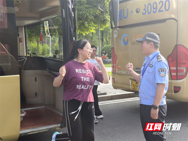吉首市一中考点，警号“985”公安民警为学子们加油！.jpg