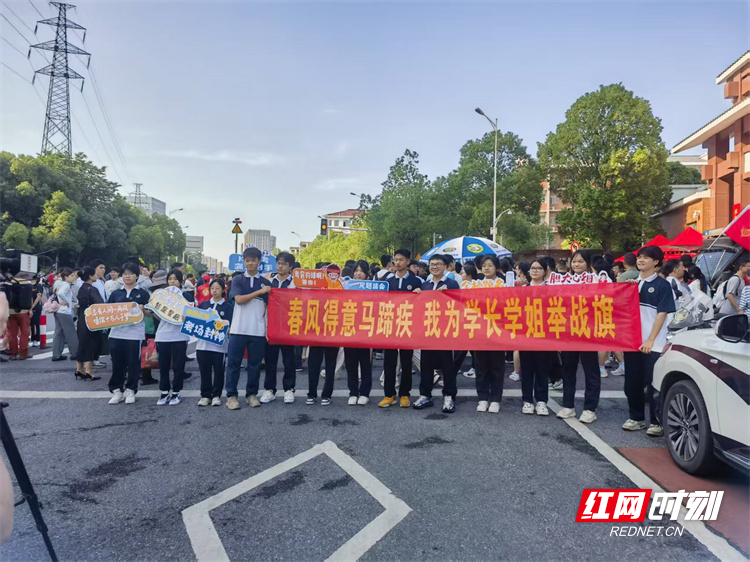 明德中学校门外，学弟学妹们.jpg
