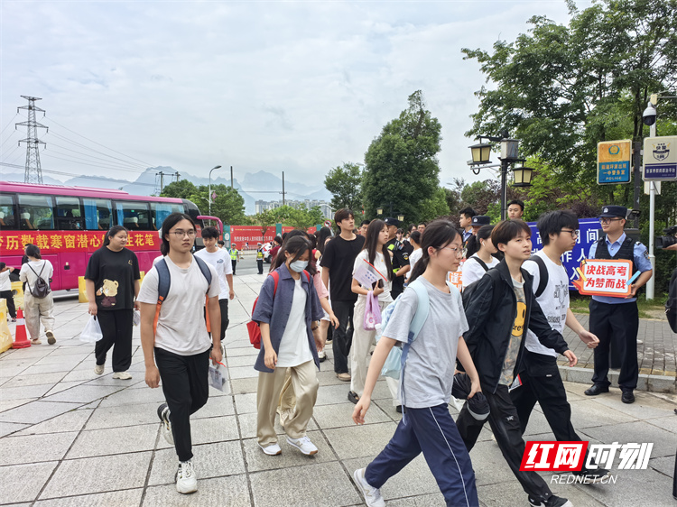 6月7日，张家界市第一中学的校门口.jpg