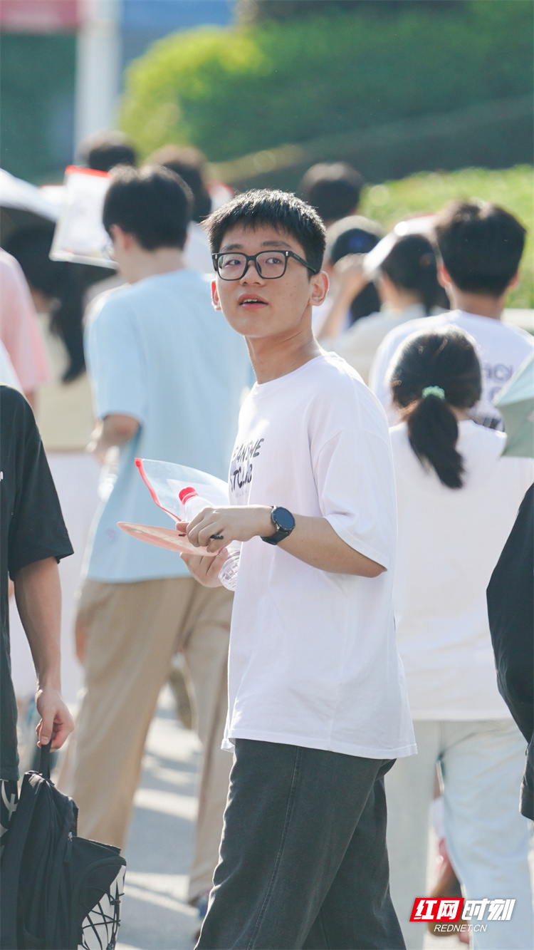 长沙市南雅中学门口，考生进入考场时回眸看向在门口等候的家长。.jpg