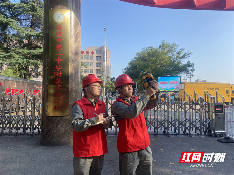 6月7日，国网娄底娄星区供电支公司员工在娄底一中附属实验学校对高考保电相关线路、设备进行巡视检查。（李响炮 李铭明）.jpg