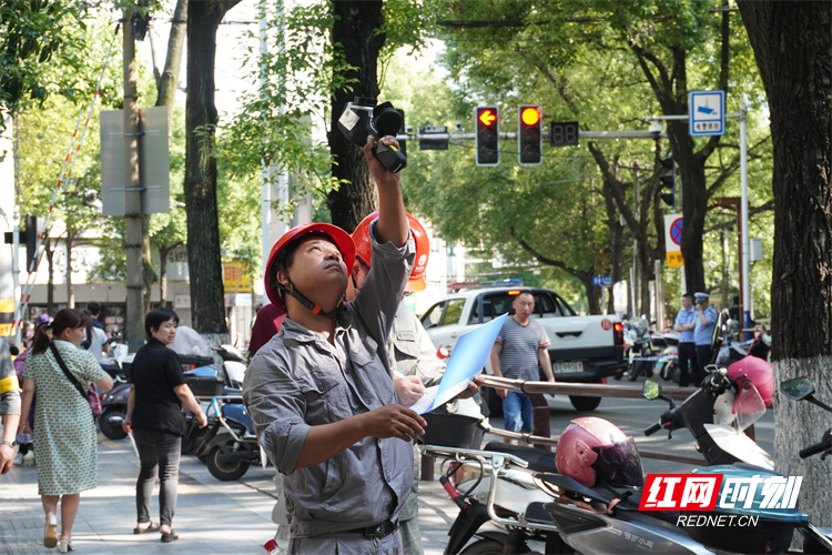 邵阳市二中考点外，国网工作人员对涉考电力线路等进行巡视。（记者 曾珍）.jpg