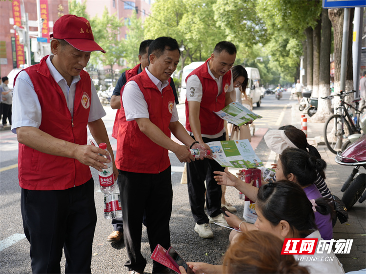 岳阳市外国语学校考点外，岳阳楼区青年志愿者协会志愿者免费为等候的考生家长发放饮用水。.jpg