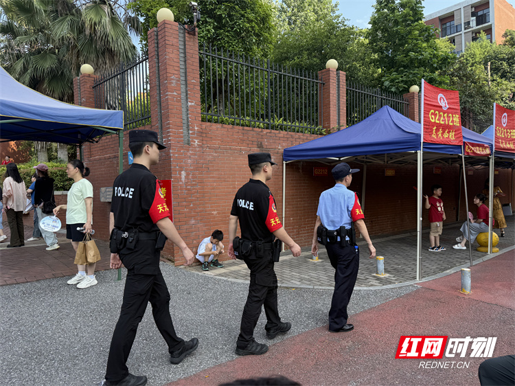 株洲市二中考点，天元公安在现场进行巡逻。(记者 苏莉雅).jpg