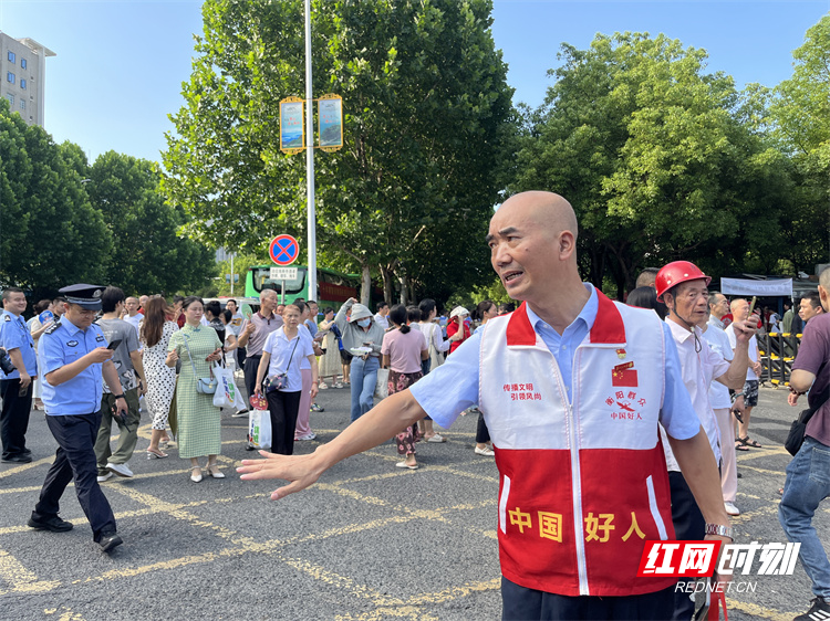 衡阳市一中考点，中国好人王永红在维持考场外秩序，为考生留出通道。（记者 蒋楠）.jpg