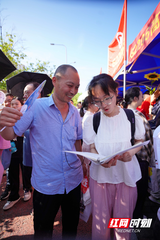 株洲市第二中学考场外，家长正在为复习的考生扇风4.jpg