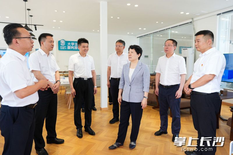 6月6日,省委常委、市委书记吴桂英调研大学生创新创业工作,来到位于长沙火车南站西广场的大学生创业服务接待站。 6月6日,省委常委、市委书记吴桂英调研大学生创新创业工作,来到位于长沙火车南站西广场的大学生创业服务接待站。