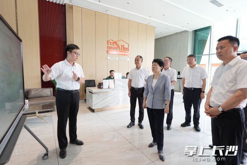 吴桂英来到位于马栏山视频文创产业园内的大学生就业创业服务驿站。 吴桂英来到位于马栏山视频文创产业园内的大学生就业创业服务驿站。