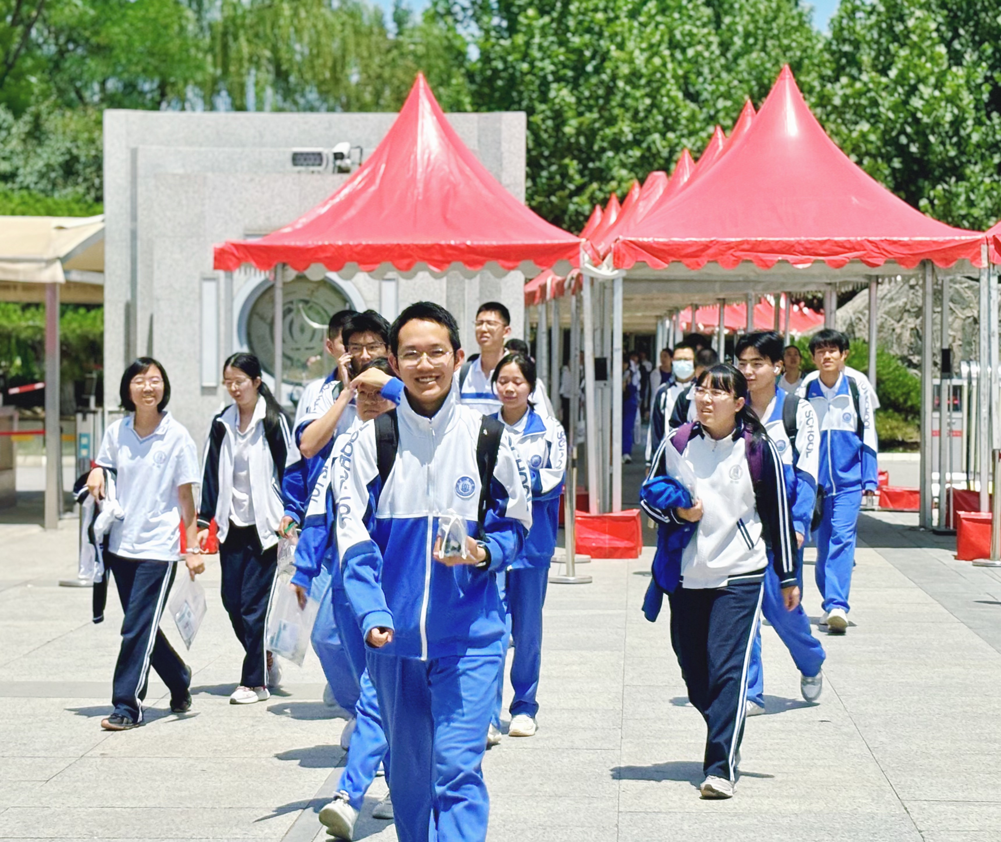 新华社所有媒体+丨年轻人去评论室，将来写信