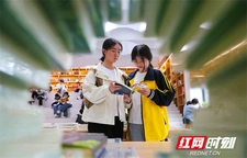 新田：校园书店觅书香