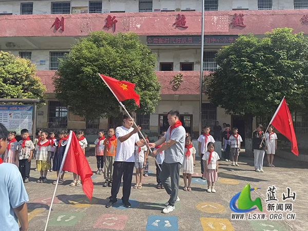 大洞中心小学举行一、二年级入队仪式.jpg