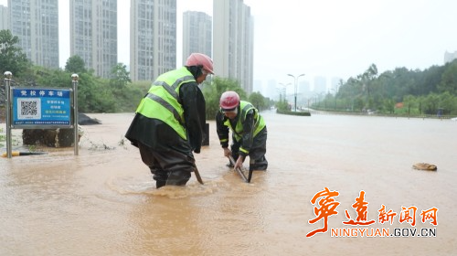 宁远：暴雨突袭  绿色身影筑牢安全防线1_副本500.jpg