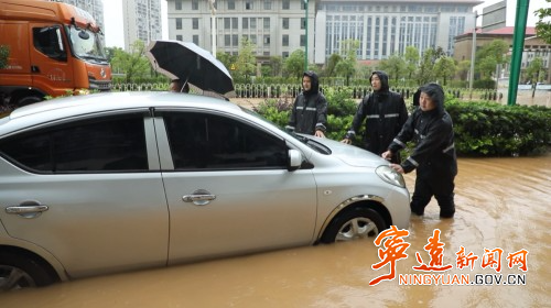 宁远：暴雨突袭  绿色身影筑牢安全防线2_副本500.jpg