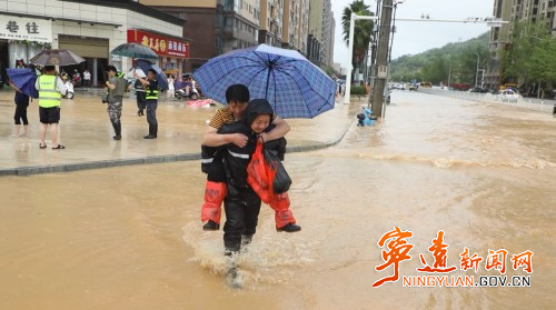 宁远：暴雨突袭  绿色身影筑牢安全防线3_副本500.jpg