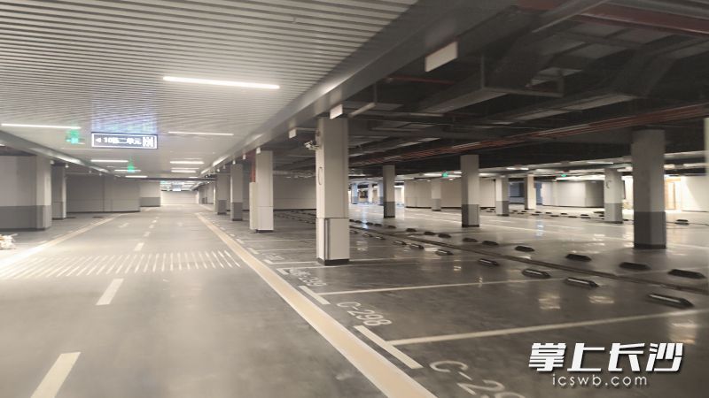 现在的车位销售之后，业主往往只能拿到一份交易合同。均为长沙晚报全媒体记者 孙占锋 摄