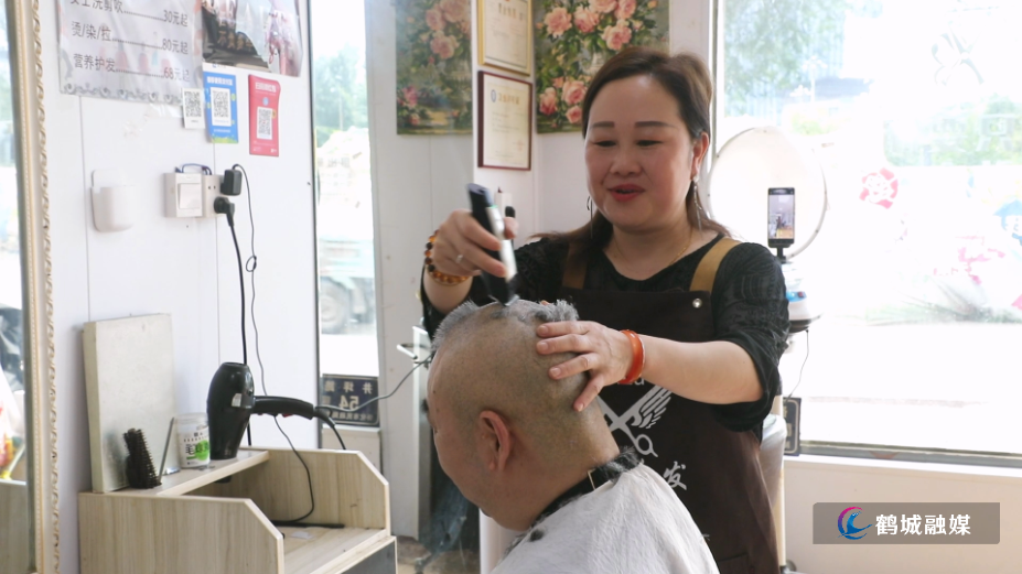 曾银梅：一位理发师30 年的温暖承诺.mp4_000015.717.png