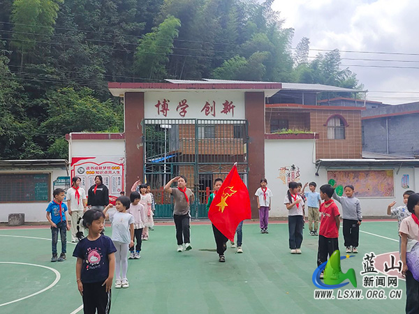 犁头瑶族乡中心小学举行新生少先队入队仪式.jpg