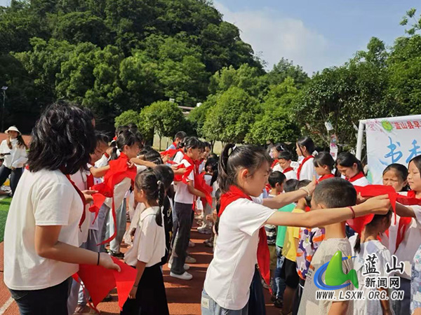 早禾学校举行少先队入队仪式.jpg