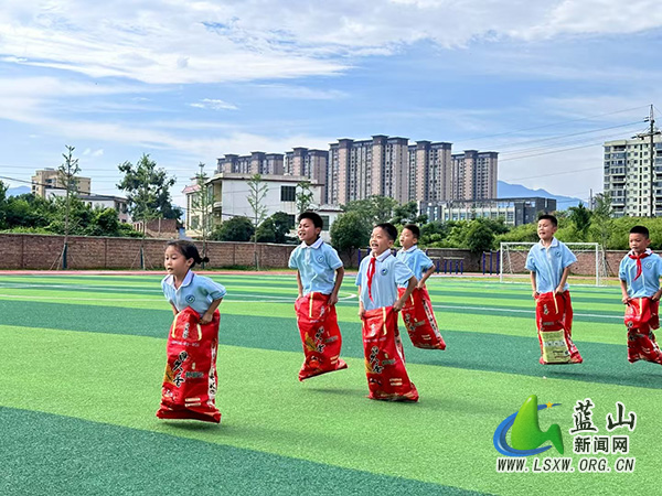 辅仁实验学校举行期末趣味游园会.jpg