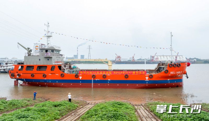 6月10日，湘船重工为新加坡 gulf 海湾海洋私人有限公司制造的56米长运油船成功吉水。长沙晚报全媒体记者 易亿 摄