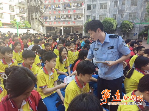 宁远文庙街道：普法进校园_副本500.jpg